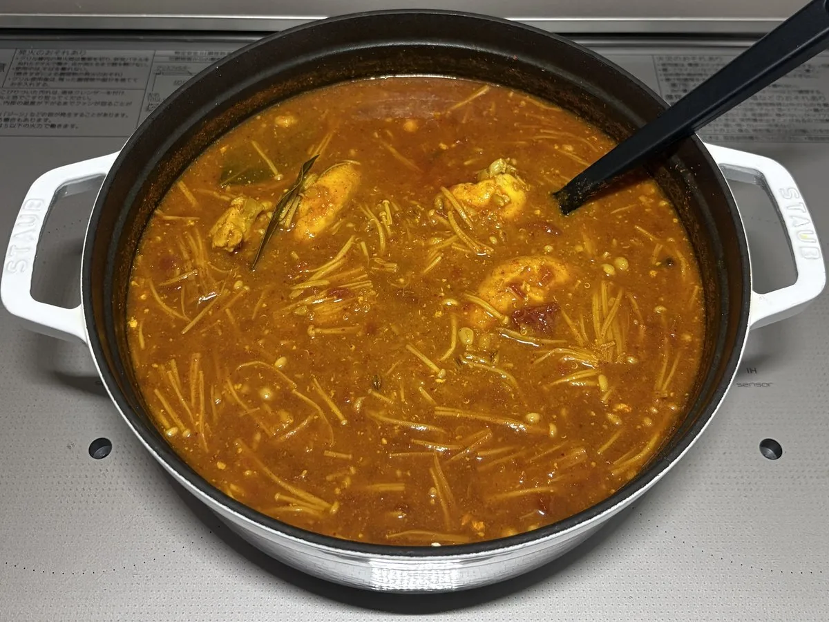 鋳物ほうろう鍋(staub)で炊き込んだカレー風沼飯。鶏むね肉・えのき・トマト・ひよこ豆が入り、見た目は沼そのもの